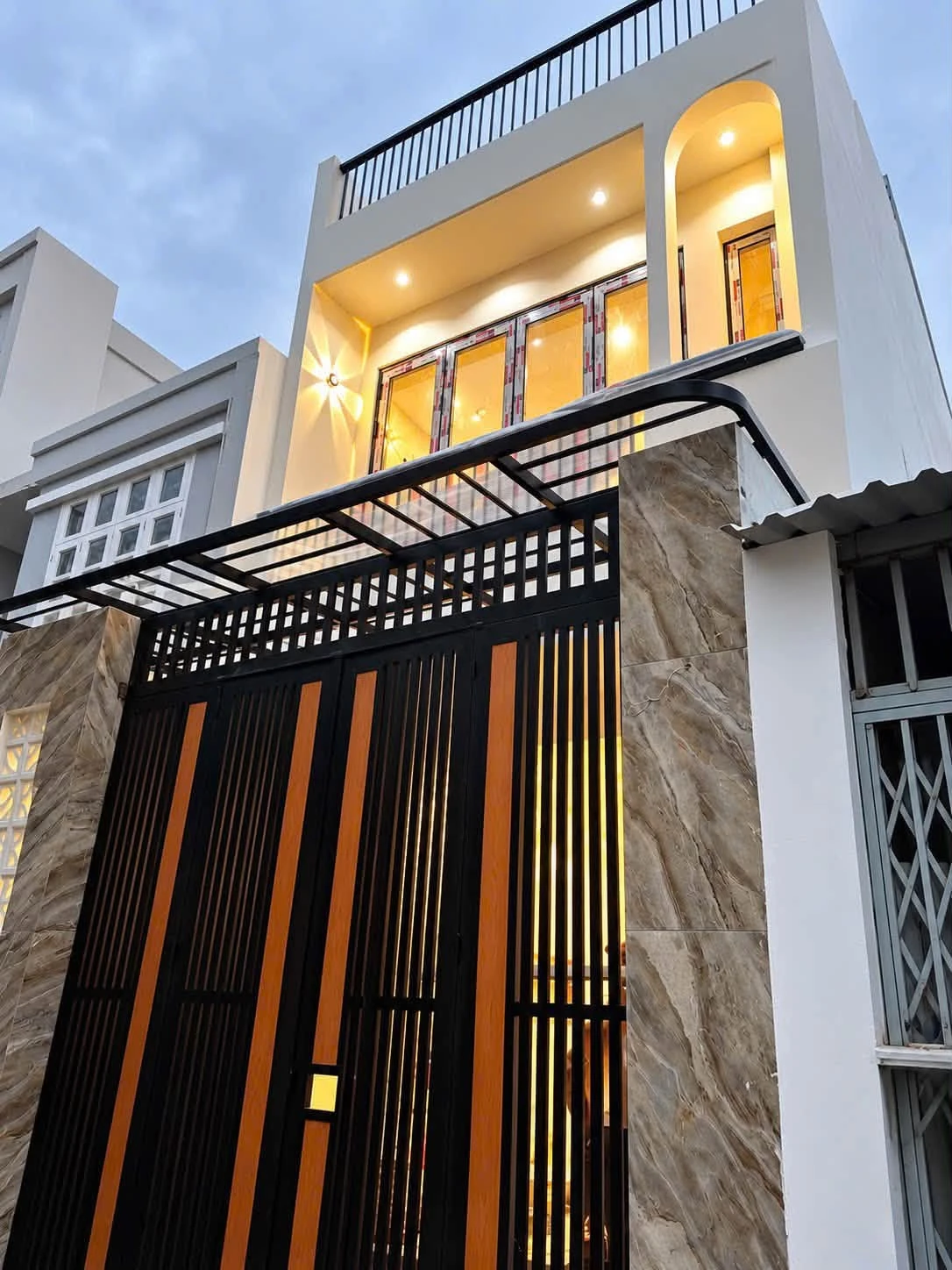 Bán nhà 1 trệt 2 lầu sân thượng 72m2 full nội thất, Cư Xá Phú Lâm A, Quận 6 - Ảnh 1