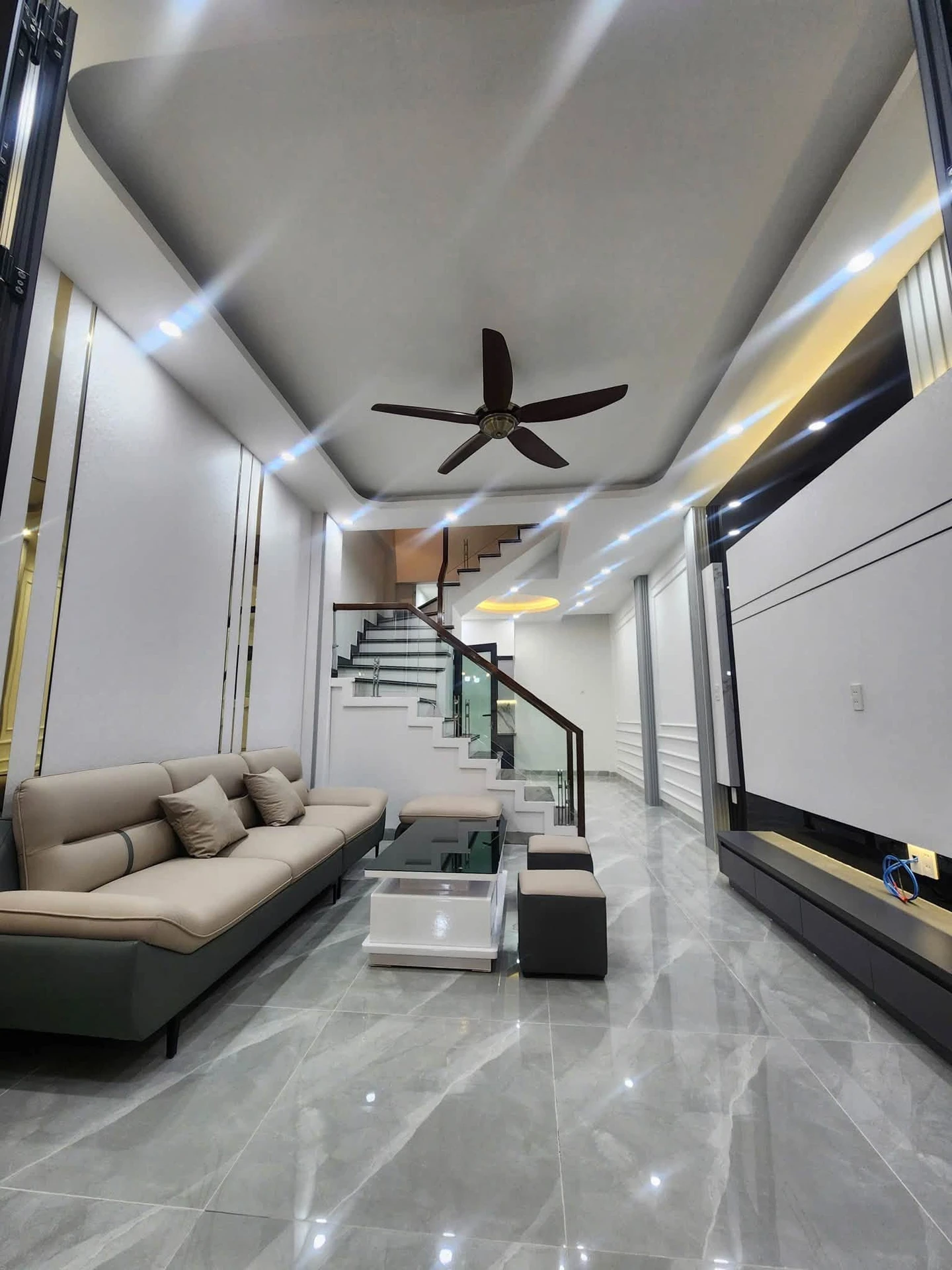 Bán nhà xây mới 41m2, 4 tầng, 4 phòng ngủ gần chợ Hàng, đường Hồ Sen - Ảnh 1