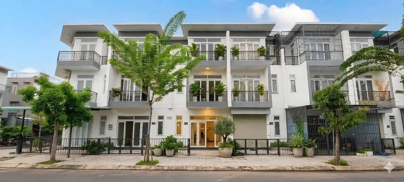 Nhà phố 75m2 3 tầng giá 2.3 tỷ gần Vinhomes Hóc Môn