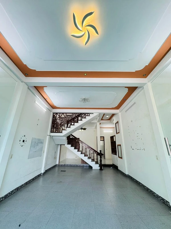 Bán nhà 2 tầng mặt tiền đường Nguyễn Chánh, 97m2, 3 phòng ngủ, Quảng Ngãi