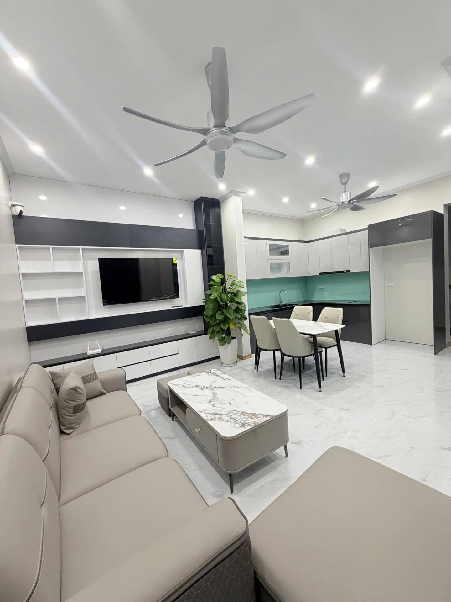 Bán nhà 2 tầng mặt đường Phạm Ngọc Thạch, 56m2, 4.1 tỷ - Ảnh 1