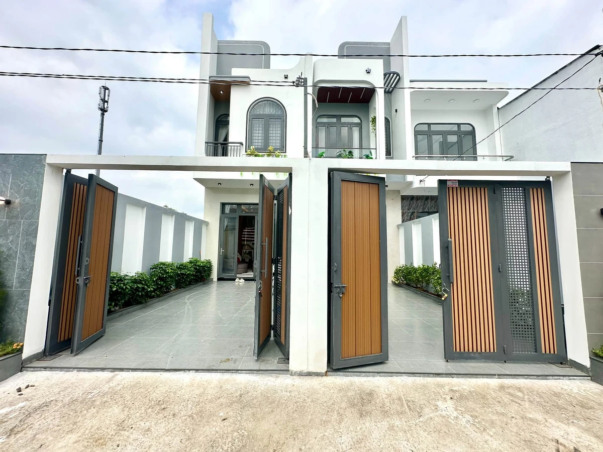 Bán nhà 1 trệt 2 lầu 4x24m full nội thất gần ngã 3 Tân Kim, Cần Giuộc giá 2,7 tỷ - Ảnh 1