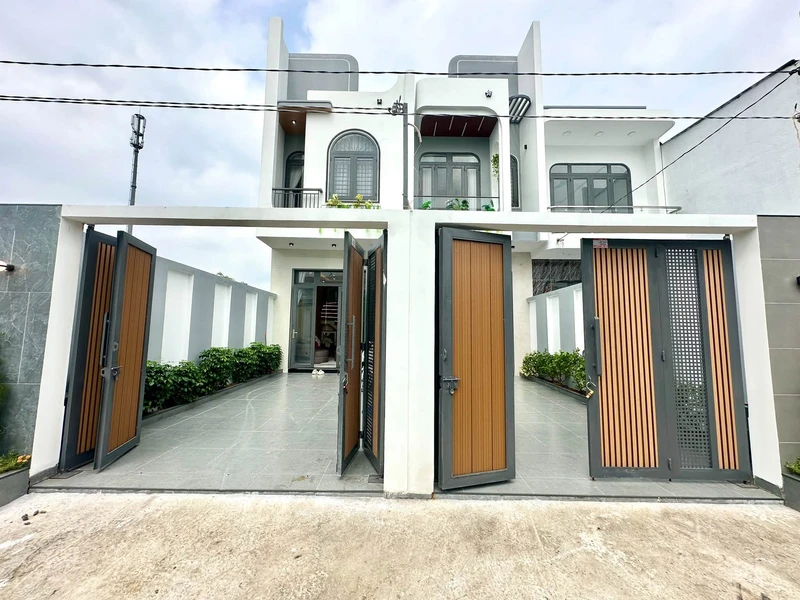 Bán nhà 1 trệt 2 lầu 4x24m full nội thất gần ngã 3 Tân Kim, Cần Giuộc giá 2,7 tỷ