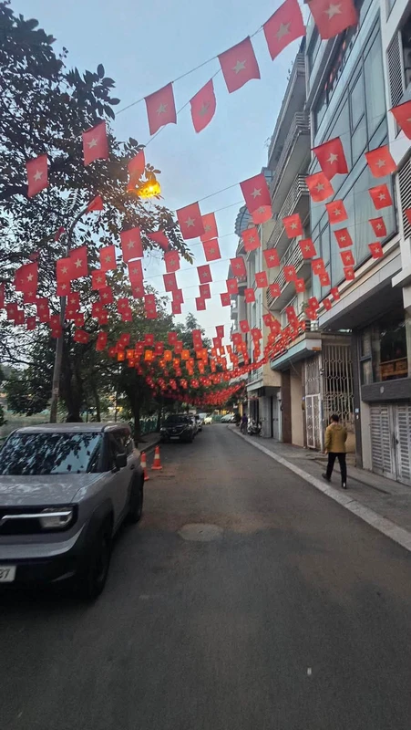 Bán nhà mặt phố Vũ Miên view Hồ Tây 128m2, 8 tầng thang máy, dòng tiền 1,8 tỷ/năm