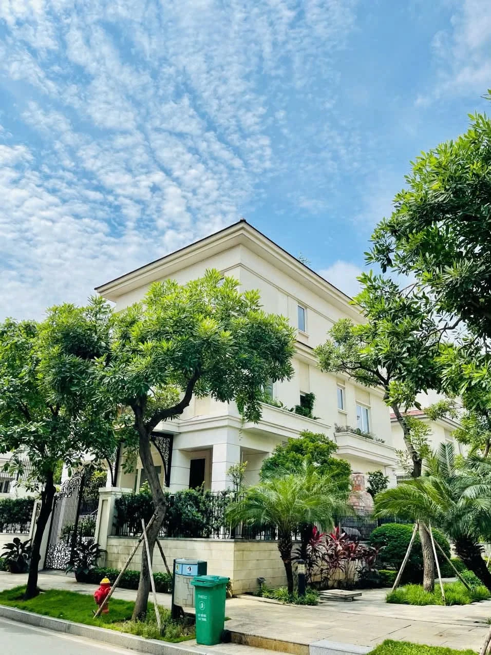 Biệt thự góc 2 mặt tiền Sala, 331m², 3 tầng nổi, 280 tỷ - Ảnh 1
