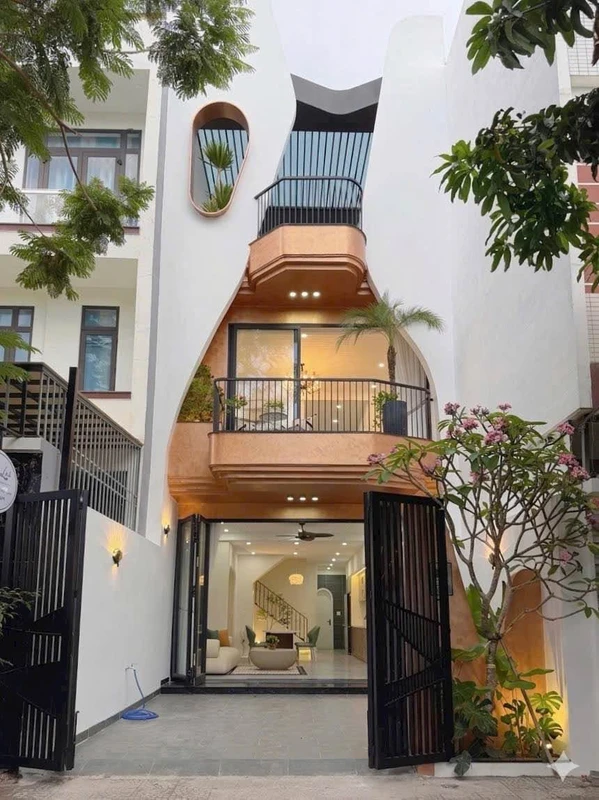 Bán nhà 3 tầng mặt tiền 100m² Hòa Xuân Đà Nẵng