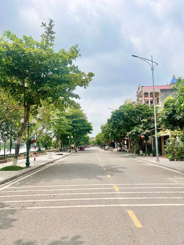 Bán nhà 4 tầng mới 100m2 mặt tiền Vũ Trọng Phụng, Hưng Yên 12 tỷ