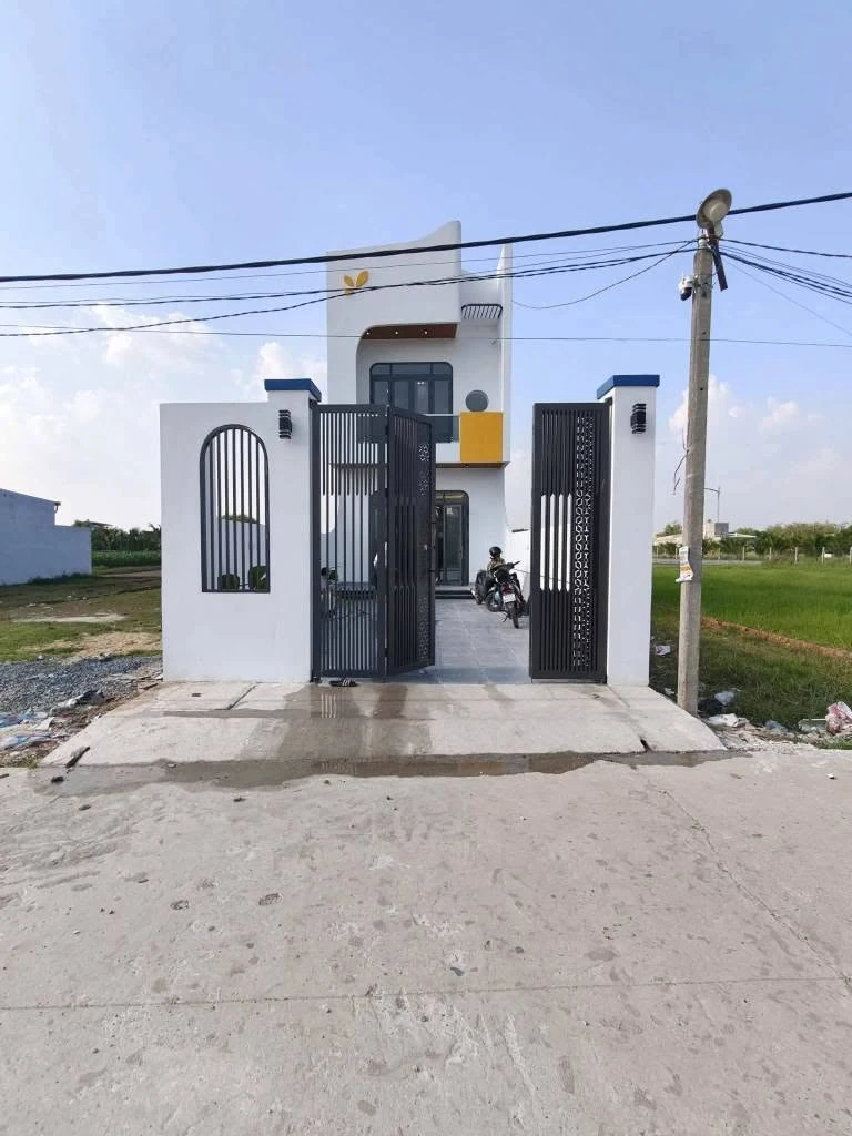 Bán nhà lầu sân vườn 150m² 2 tỷ 889 triệu Hóc Môn - Ảnh 1
