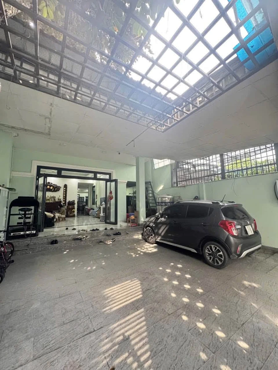 Bán nhà phố Thủ Đức 200m², 3PN, 2WC, sân đậu 2 ô tô - Ảnh thu nhỏ 4
