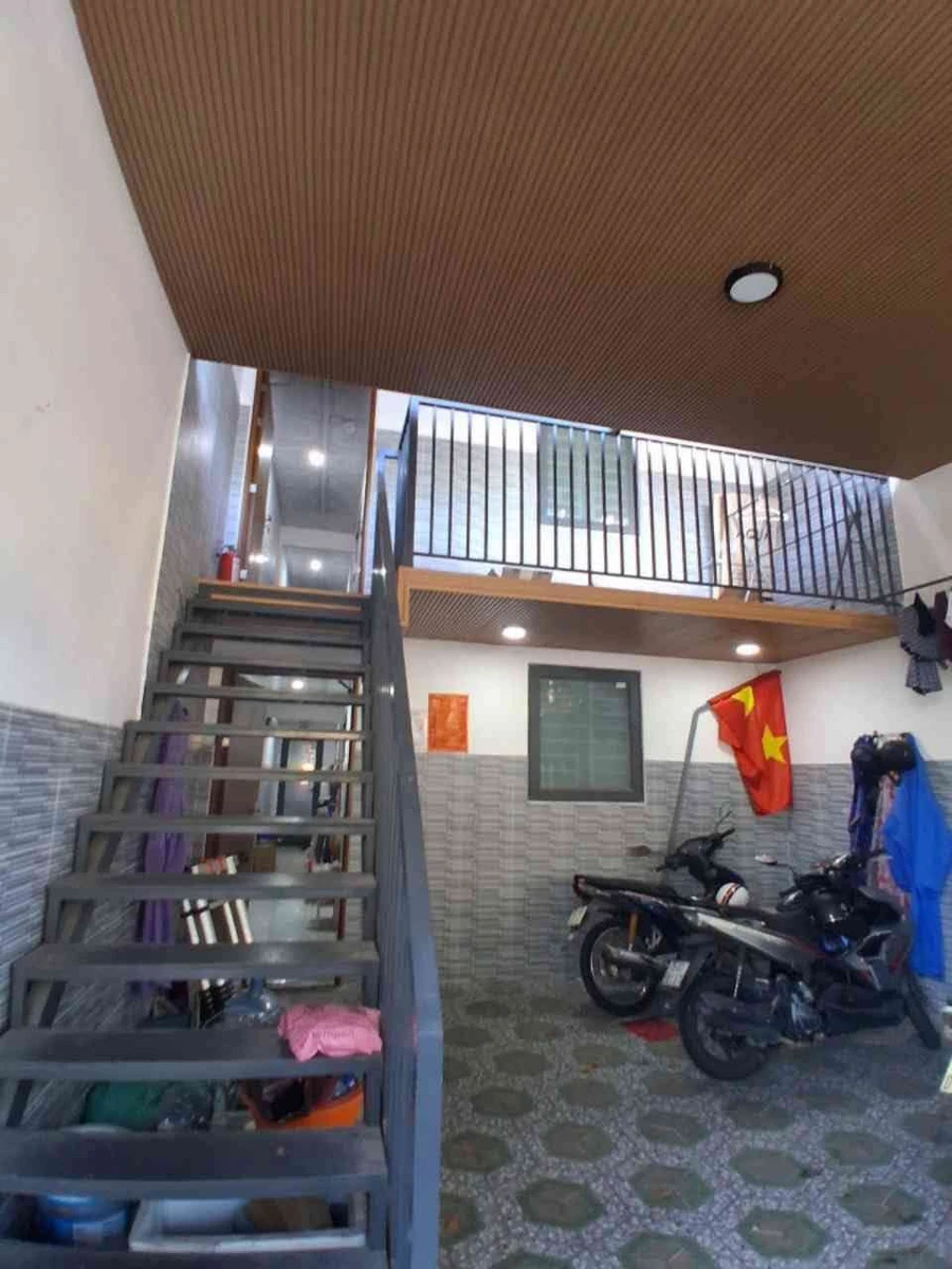Bán nhà 2 tầng 90m² + 6 phòng trọ, dòng tiền 18tr/tháng gần biển - Ảnh 1