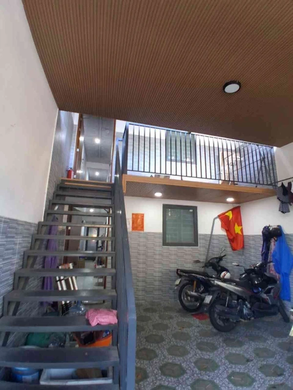 Bán nhà 2 tầng 90m² + 6 phòng trọ, dòng tiền 18tr/tháng gần biển