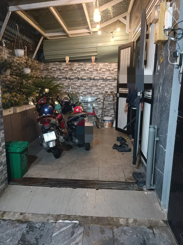 Cho thuê nhà nguyên căn Võ Văn Kiệt, Quận 1, 2PN, 15 triệu/tháng