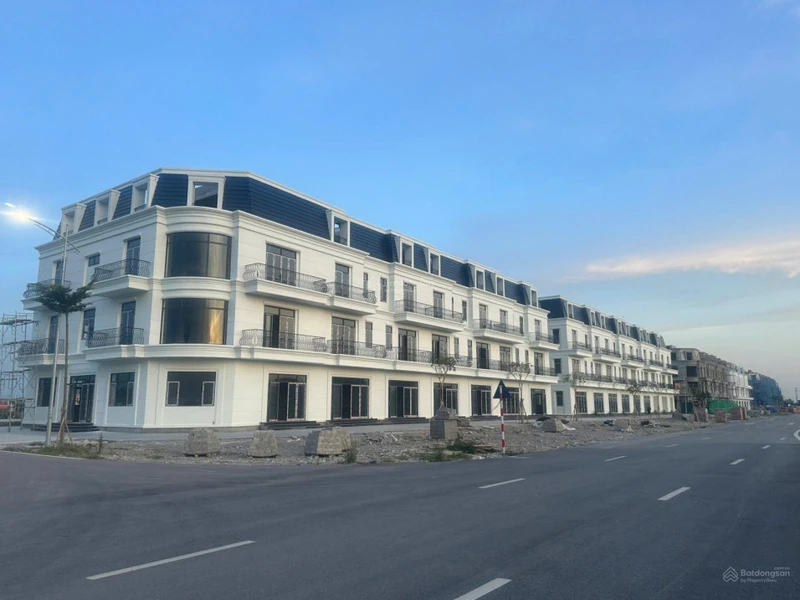 Bán căn shophouse đường 30m giá rẻ 3,8 tỷ, gồm cả nhà và đất, sổ đỏ chuyển nhượng trong ngày