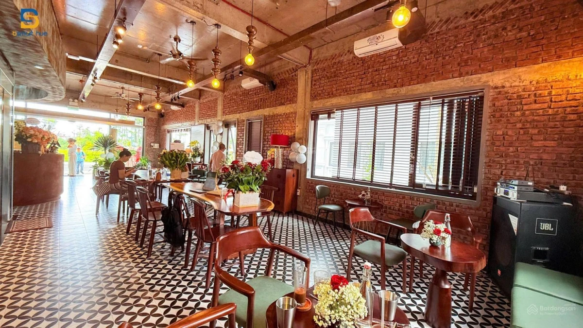 Nhà 4 tầng sẵn 8 phòng đường Nguyễn Lộ Trạch đã có sổ, đang KDoanh homestay doanh thu 120tr/tháng - Ảnh thu nhỏ 2