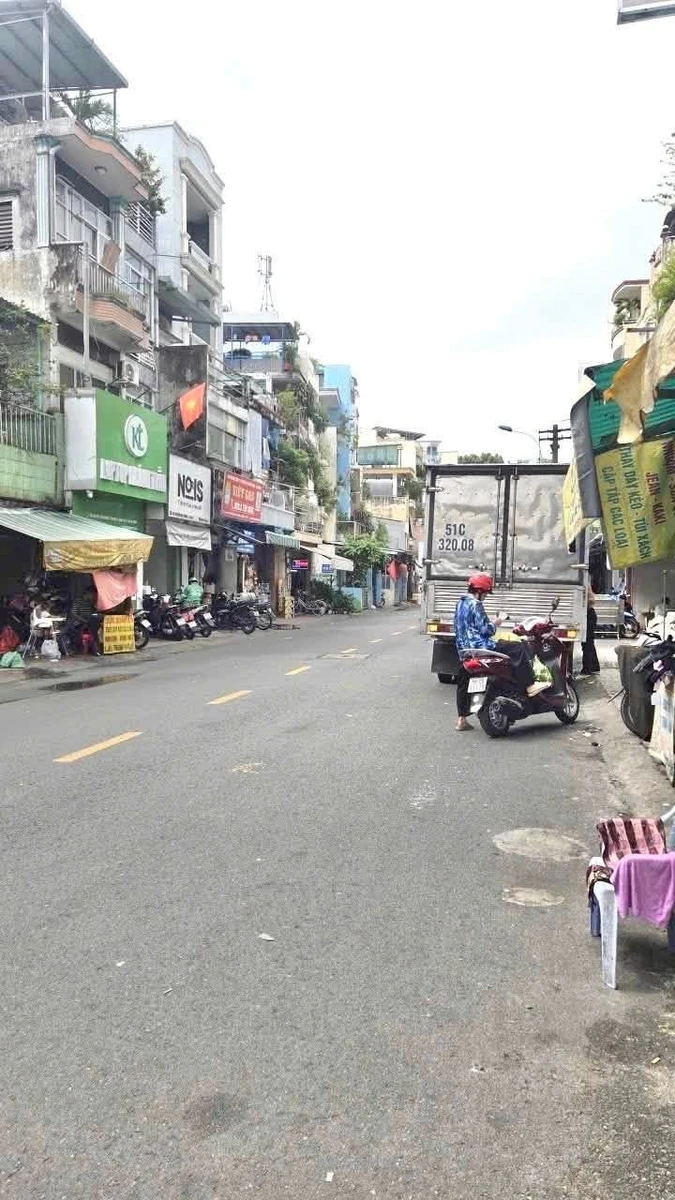 Bán nhà mặt tiền Nguyễn Duy Dương, Quận 10, 5 tầng BTCT, 40m2, có dòng tiền - Ảnh 1