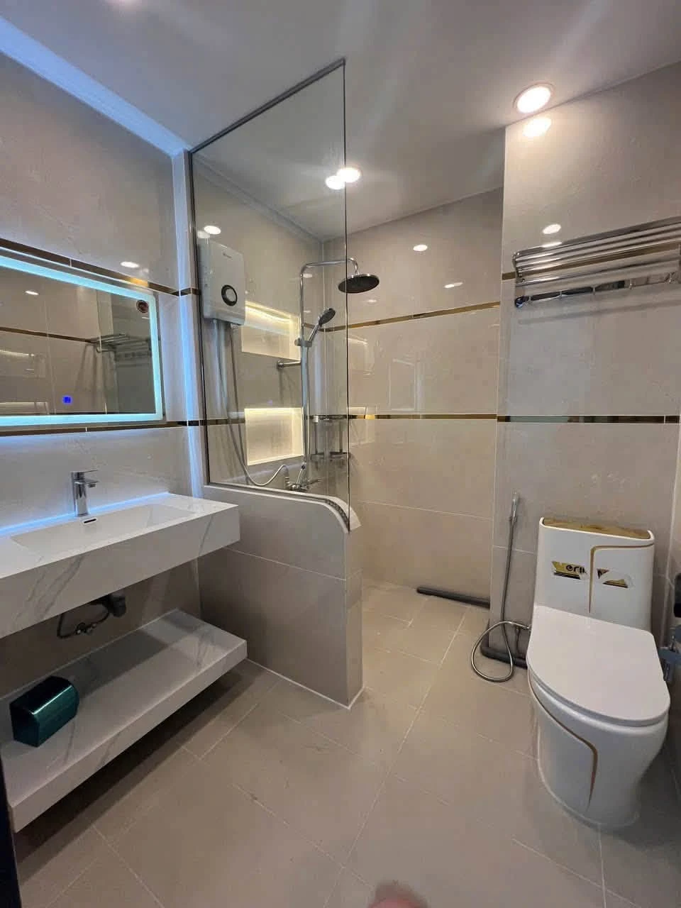 Cho thuê tòa nhà kinh doanh 80m2, mặt tiền Lê Quốc Hưng, Q4 - Ảnh 1