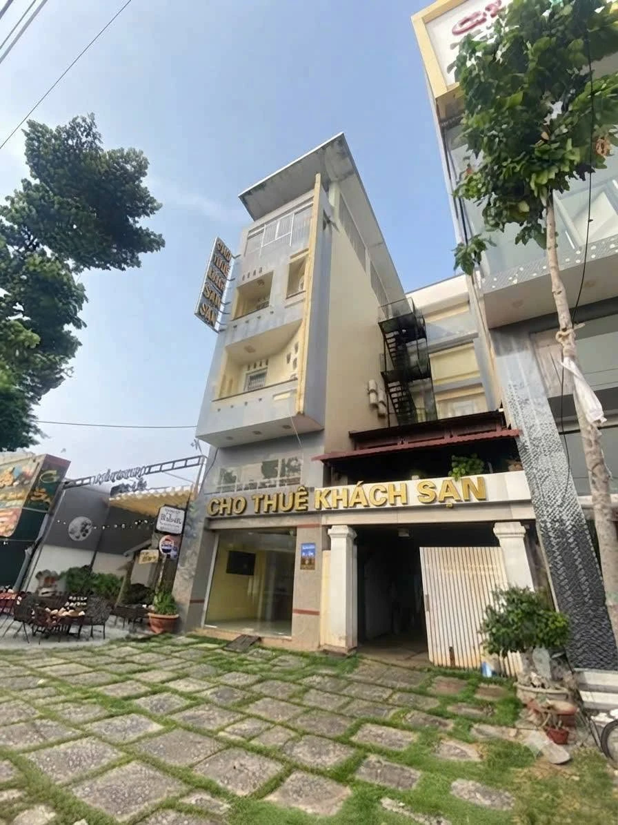 Cho thuê khách sạn mặt tiền 300m², 23 phòng, Rạch Giá - Ảnh 1