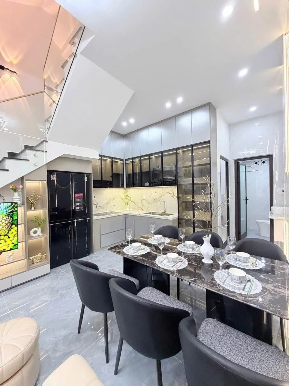 Cho thuê nhà 3 tầng mặt tiền đường Hòa Minh, 70m2, 3PN 3WC, full nội thất, 20 triệu/tháng - Ảnh 1