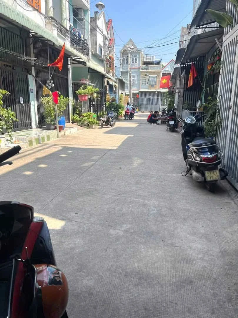 Bán nhà sổ hồng riêng 50m2 kế chợ Phú Phong, giá 2.25 tỷ - Ảnh 1