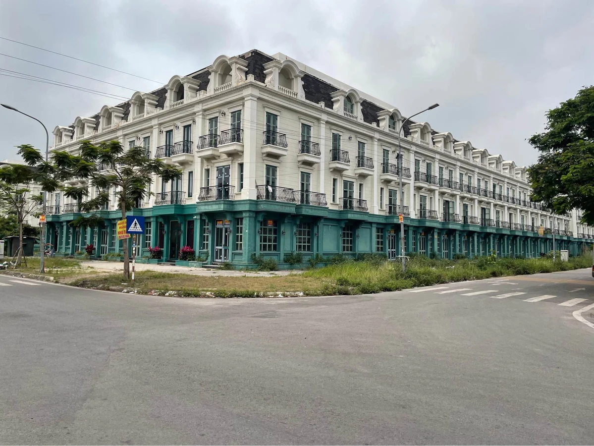 Bán shophouse 240m² đất, 413,5m² sàn, góc 2 mặt tiền, 8 tỷ - Ảnh 1