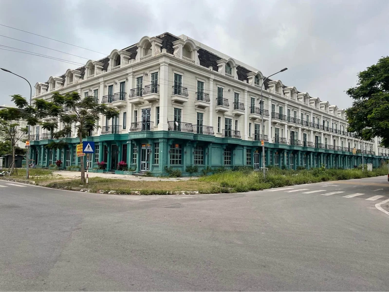 Bán shophouse 240m² đất, 413,5m² sàn, góc 2 mặt tiền, 8 tỷ
