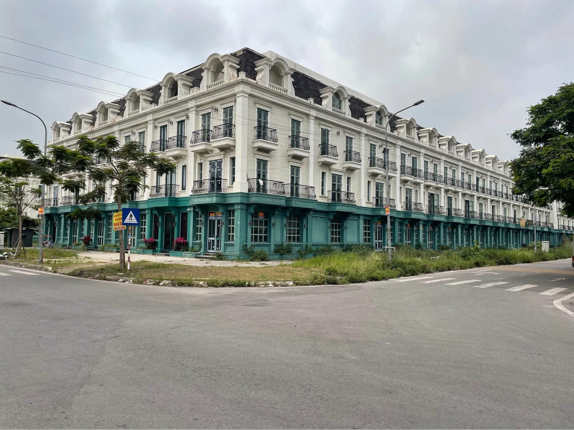 Bán shophouse 240m² đất, 413,5m² sàn, góc 2 mặt tiền, 8 tỷ - Ảnh 1
