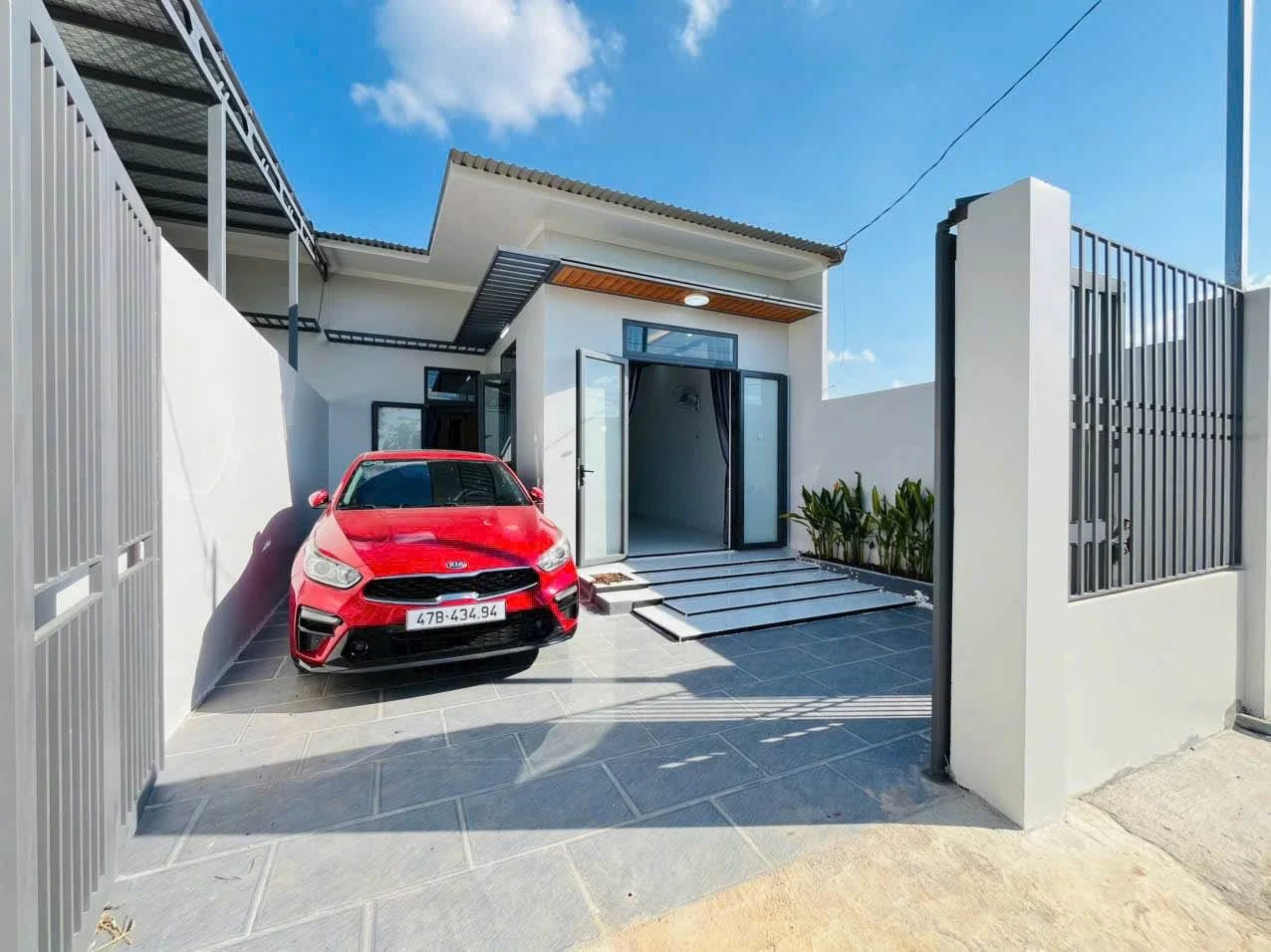 Bán nhà liền kề 8x14m, 2 phòng ngủ, sân ô tô, giá 1 tỷ 280 triệu gần ngã 3 Duy Hoà - Ảnh 1
