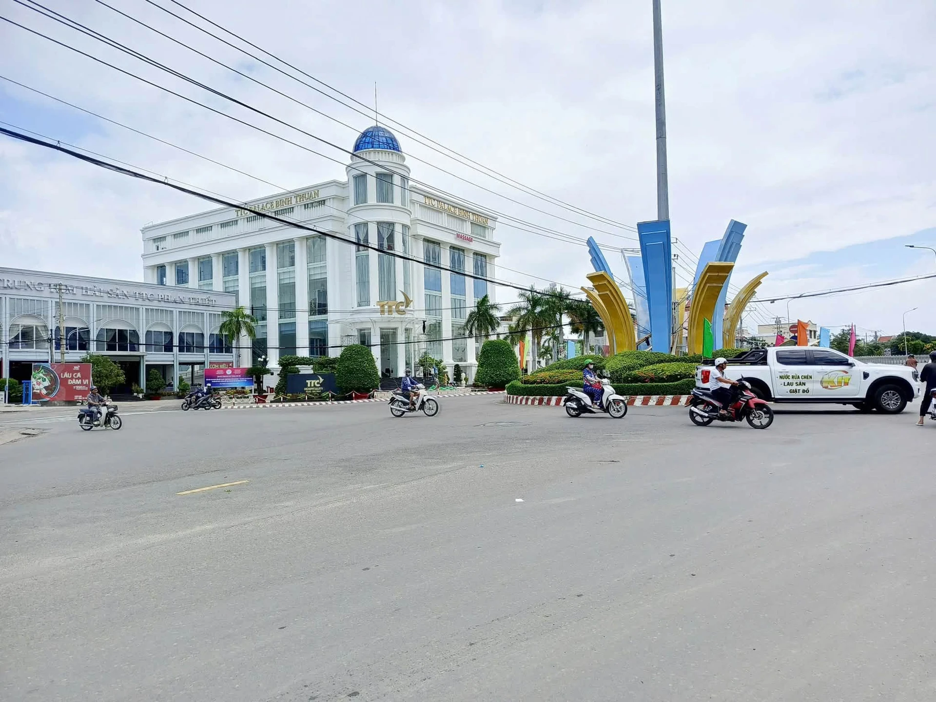 Bán nhà 1 trệt 2 lầu mặt tiền Phan Thiết 100m2, 13 tỷ - Ảnh 1