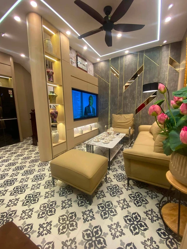 Nhà bán 35m2 6 tầng Thái Thịnh Hà Nội 8.1 tỷ