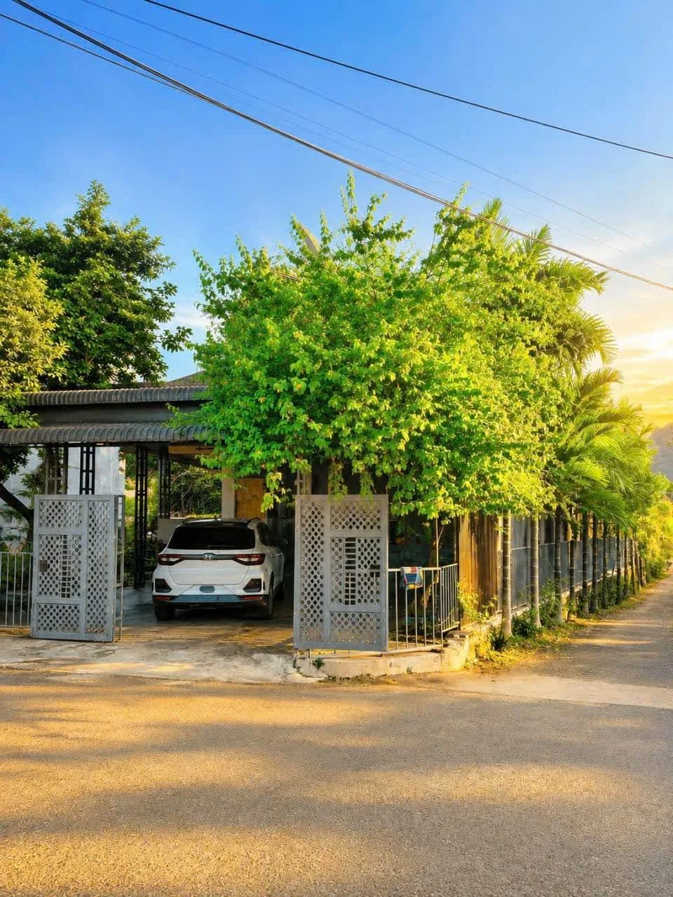 Bán nhà mái thái góc 2 mặt tiền 280m² Thủ Đức 2,35 tỷ - Ảnh 1