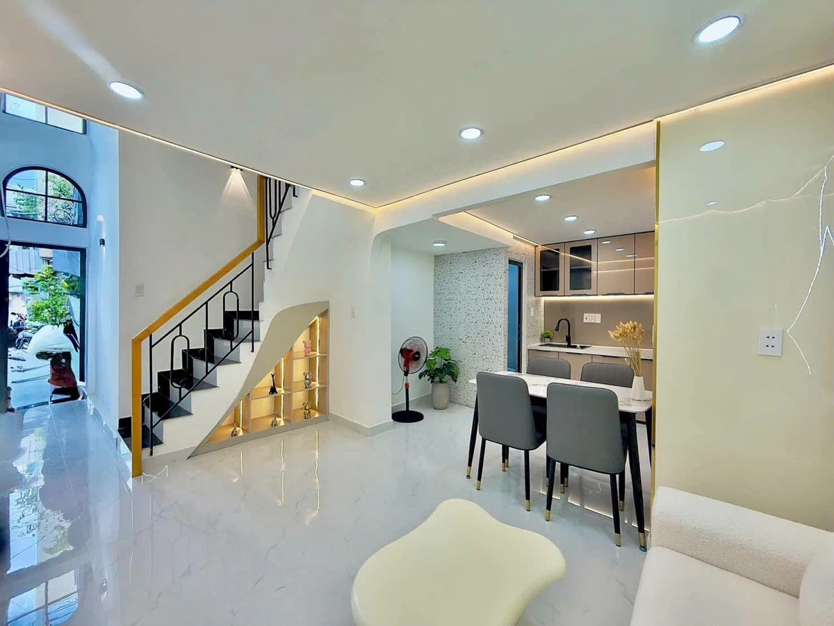 Bán nhà 3 tầng BTCT 26m2 giáp Quận 1, Bình Thạnh, giá 4,39 tỷ, tặng nội thất - Ảnh 1