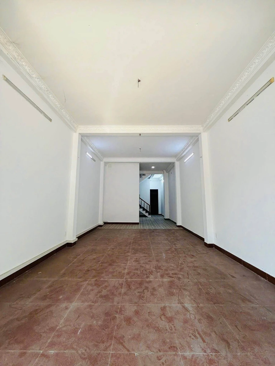 Cho thuê nhà 5 tầng mặt tiền, 375m2, 5 phòng, Q7 - Ảnh 1