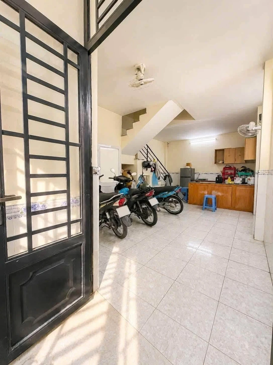 Bán nhà phố CMT8, Quận 10, 42m² x 4 tầng, 5 phòng ngủ, 4 tỷ - Ảnh 1
