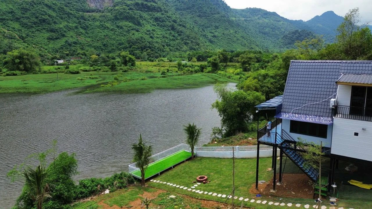 Bán villa 2 ngủ 211 m2 full nội thất bên hồ Lạc Sơn, Hòa Bình 1 tỷ - Ảnh 1