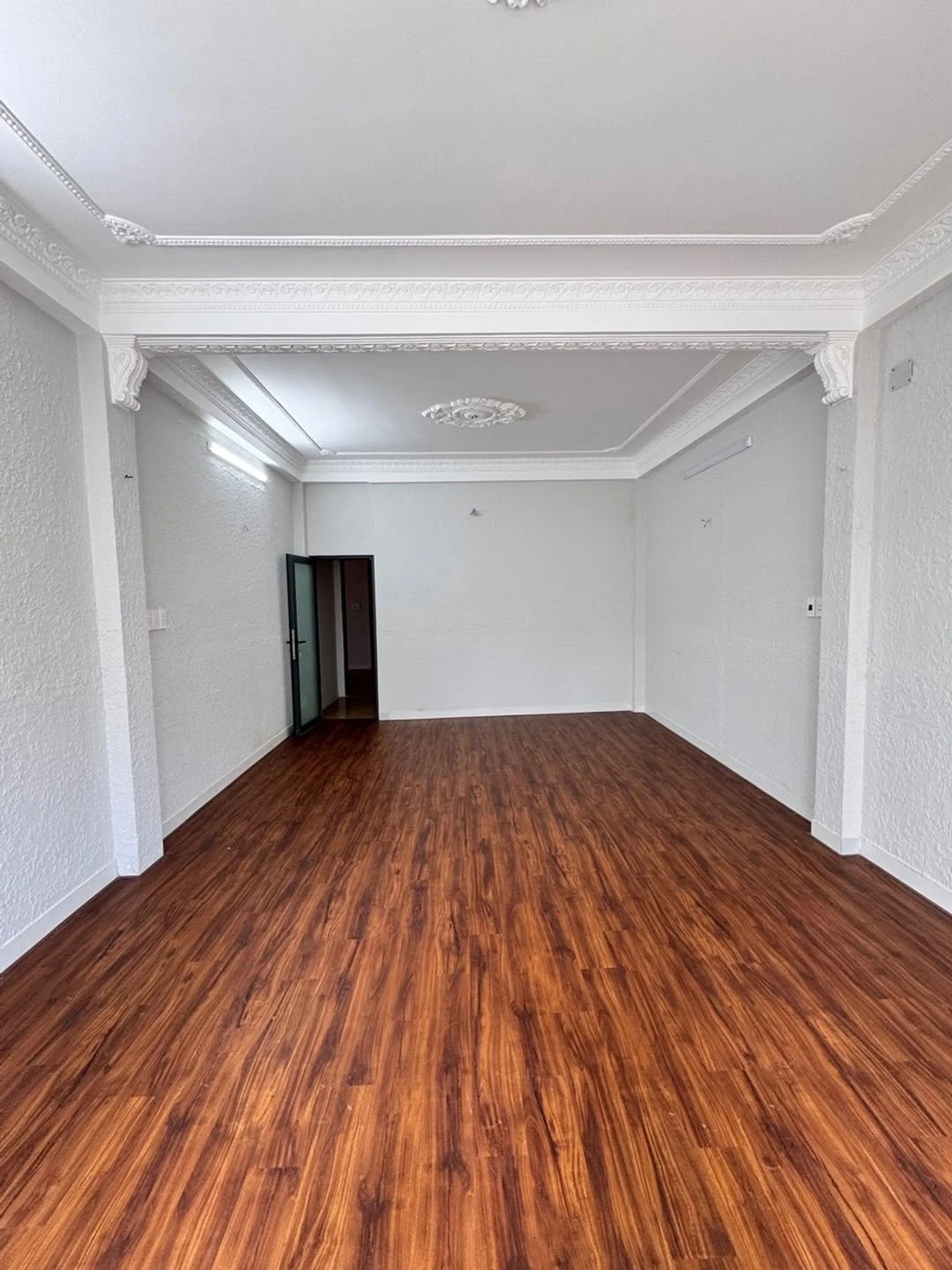 Bán nhà mặt tiền Huỳnh Thúc Kháng 70m² 7 phòng ngủ 10.8 tỷ - Ảnh 1