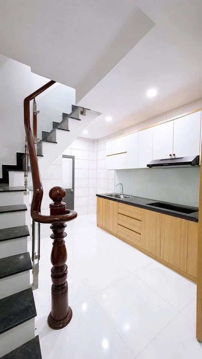 Bán nhà 1 trệt 2 lầu 21,8m² lô nhì Hoàng Diệu Quận 4, giá 5,5 tỷ - Ảnh thu nhỏ 3