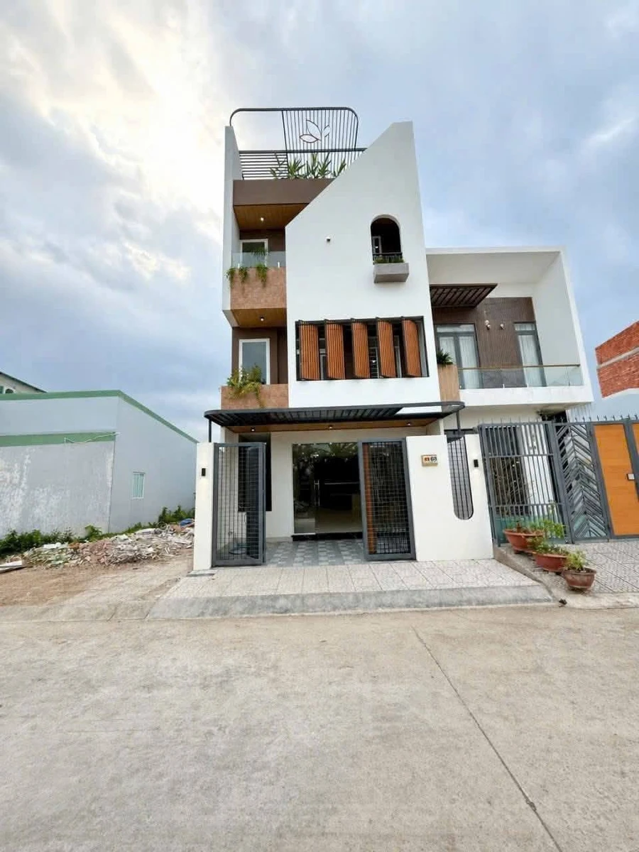 Bán nhà mặt tiền 5,8x17,06m, 3 tầng, 4PN, Chế Lan Viên - Ảnh 1