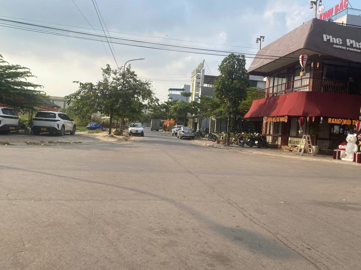 Bán đất 80m² mặt tiền 5m view sân bóng, giá 6.5 tỷ - Ảnh thu nhỏ 2
