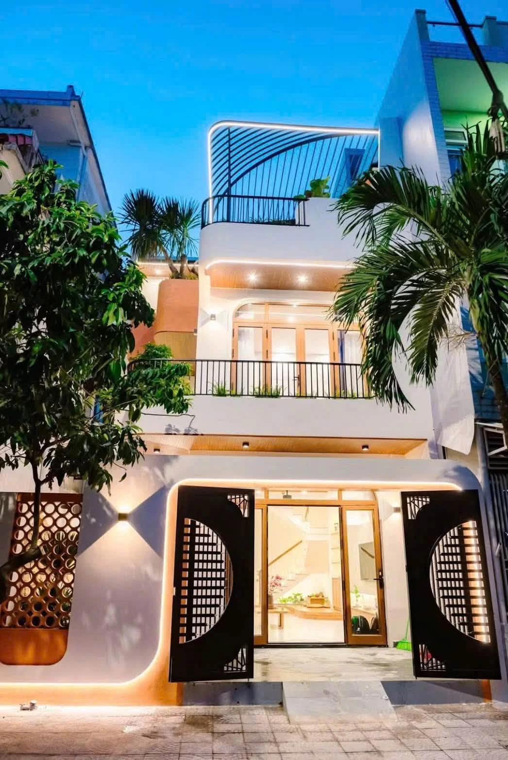 Bán villa 3 tầng sát biển Sơn Trà, 5PN, 97.5m² - Ảnh 1