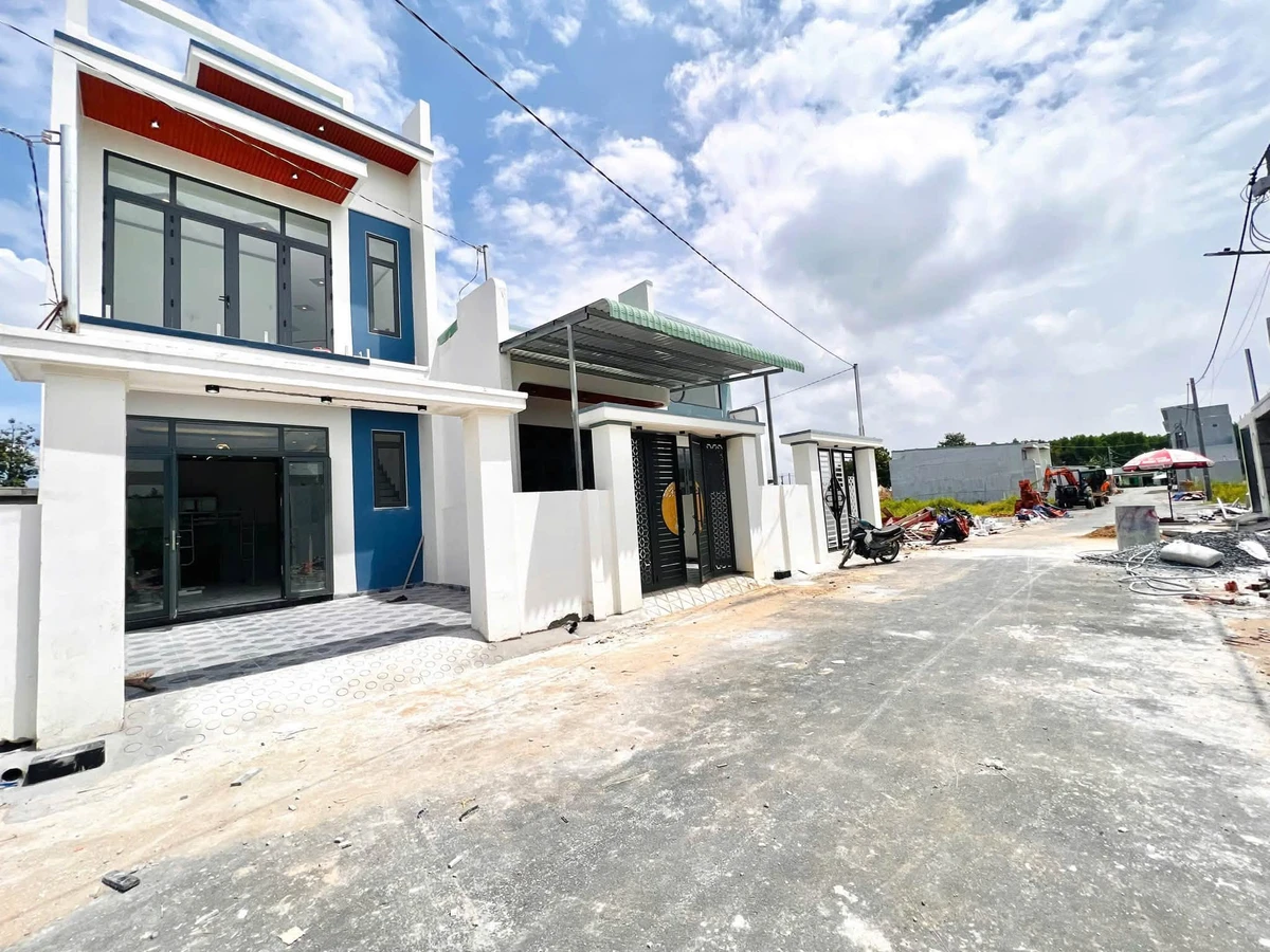 Bán nhà lầu 5x18m Hương Lộ 15 550 triệu, sổ riêng - Ảnh 1