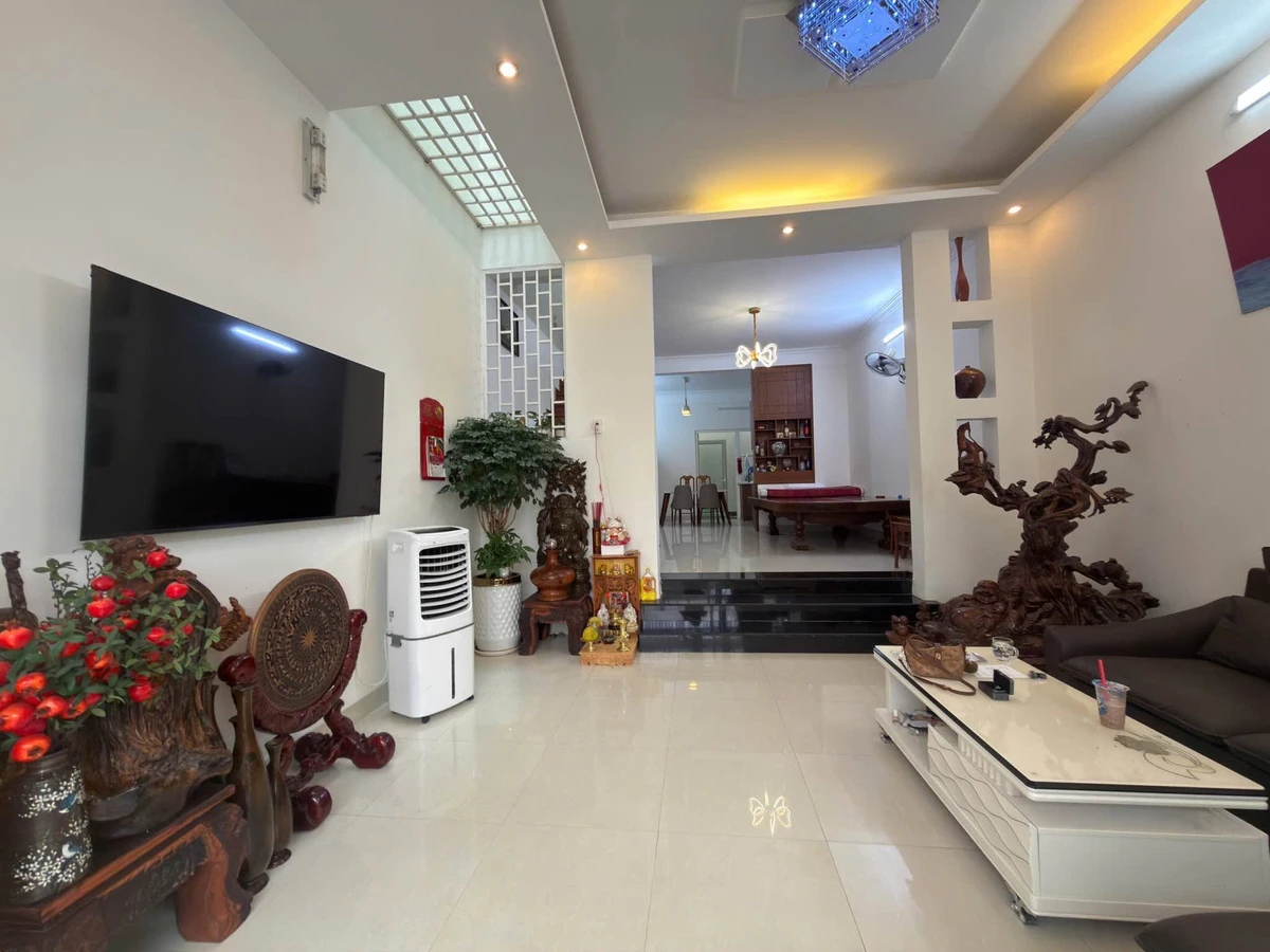 Bán nhà 1 trệt 2 lầu hẻm 102 Nguyễn Tất Thành, giá 5,35 tỷ, cách Ngã Sáu 1,8km - Ảnh 1