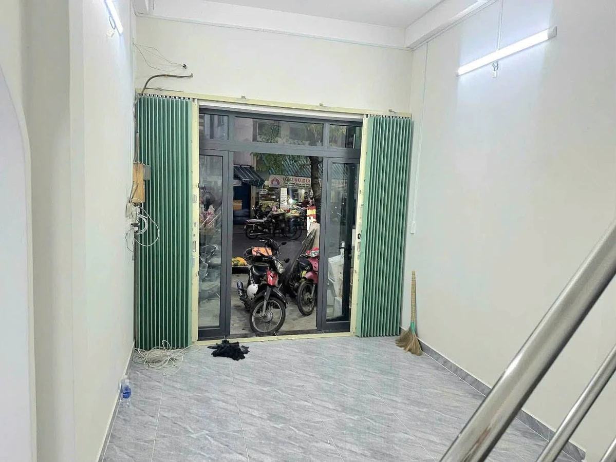 Bán nhà mặt tiền Hoàng Hoa Thám 35m2, 1 trệt 2 lầu, gần chợ Cây Quéo, Bình Thạnh - Ảnh thu nhỏ 2