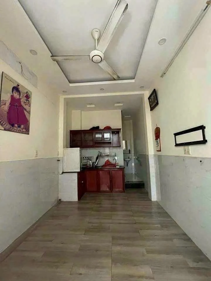 Cho thuê nhà 2 phòng ngủ Hoàng Diệu, Quận 4, 21m² - Ảnh 1
