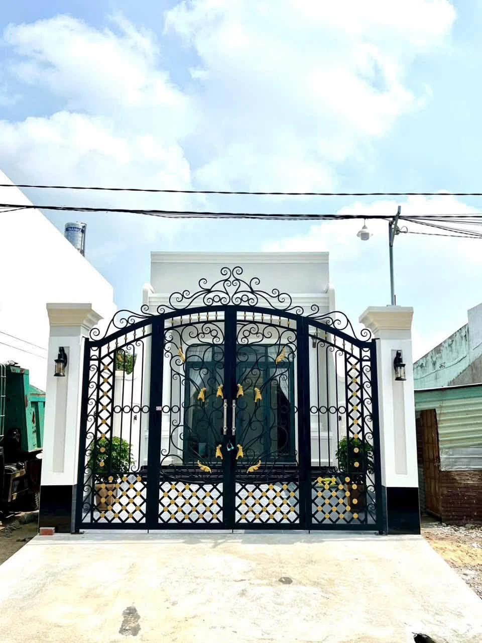Bán nhà tân cổ điển sang trọng 144m² Long Hoa, Bình Tân - Ảnh 1