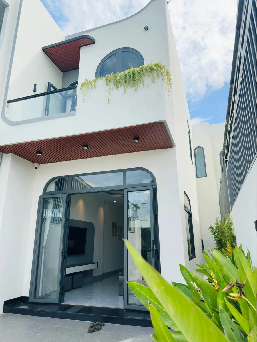 Bán nhà mê mới full nội thất 5x22, giá 2,78 tỷ, sau lưng chợ Ea Kao - Ảnh thu nhỏ 2