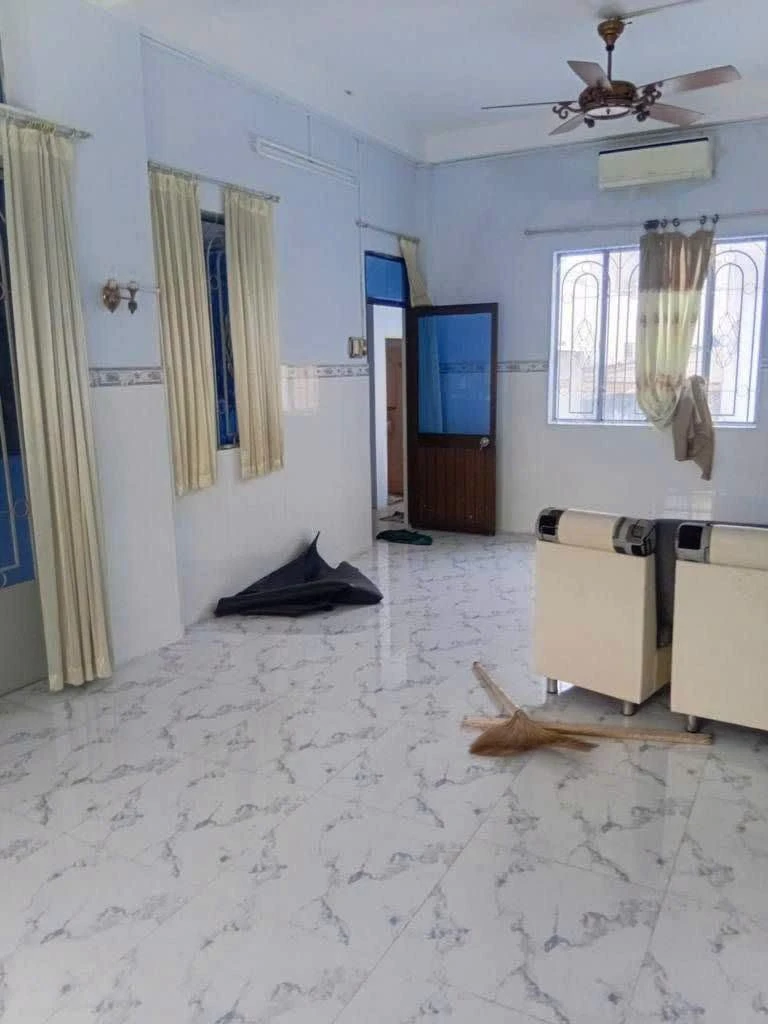 Bán nhà 3 tầng BTCT 213m², hẻm xe tải, 6PN, khu Lạc Long Quân Quận 11, giá 14 tỷ - Ảnh thu nhỏ 2
