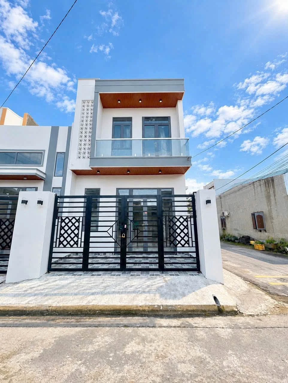 Bán nhà góc 2 mặt tiền hơn 80m2, 3PN, sổ hồng riêng, gần Bửu Long, Biên Hòa - Ảnh 1