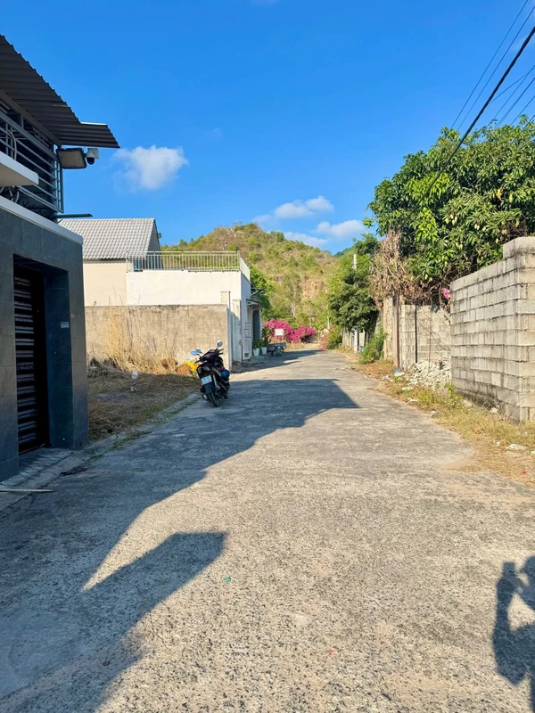 Bán lô đất 167m2 gần biển Long Hải, chân núi Minh Đạm, giá 2,3 tỷ