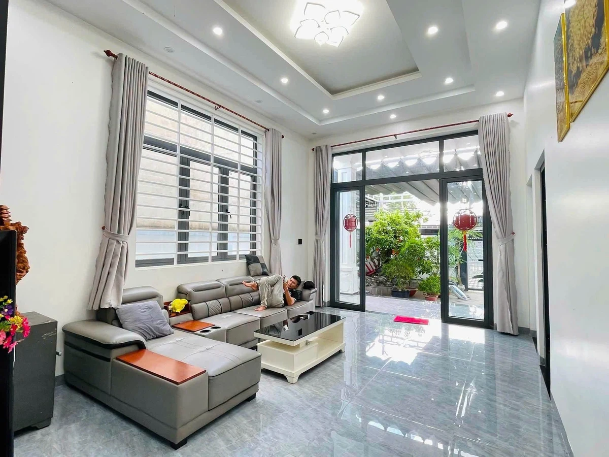 Bán nhà 4 phòng ngủ 200m² mặt tiền Đồng Xoài - Ảnh 1