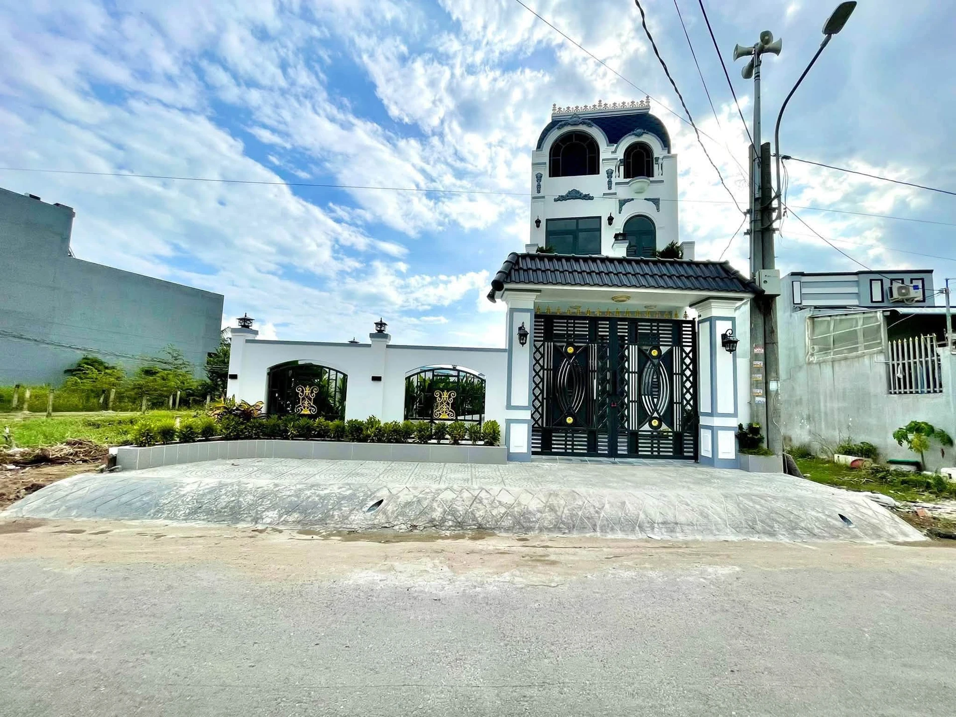 Bán nhà lầu sân vườn 164m2 mặt tiền nhựa 6m khu Lộc Trung, giá 3,35 tỷ - Ảnh 1